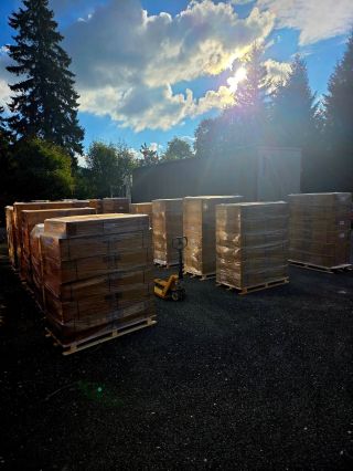 🎄🚛 Vánoční sezóna se blíží a my nenecháváme nic náhodě! Kamion plný stolních fotbalů právě dorazil a naše sklady se plní...