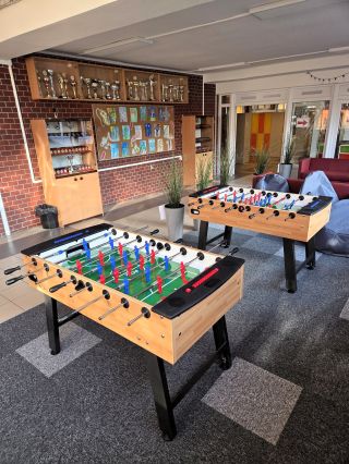 ⚽ Radost, pohyb a týmová hra místo mobilů! 📱❌ Dva nové stolní fotbaly FAS Club našly své místo na ZŠ Žernosecká v Praze 8...