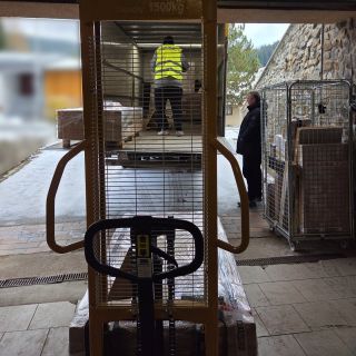 Každý den u nás začíná podobně: vůně čerstvě zabalených stolních fotbalů, vrčení vysokozdvižného vozíku a řidič TopTransu,...